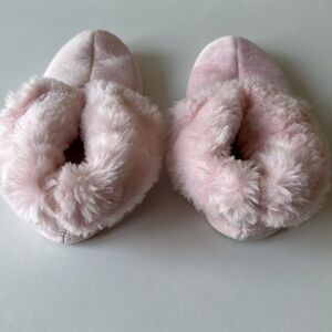 Dearfoams Company faux fur pink booties/slippers